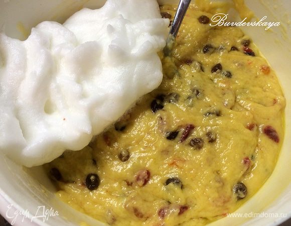 Белки взбиваем и аккуратно вмешиваем в тесто.