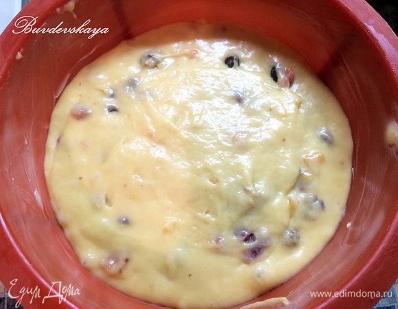 Форму для выпечки смазываем сливочным маслом и заполняем на три четверти — так как наше тесто поднимется! Ставим в духовку, разогретую до 180 градусов на час.