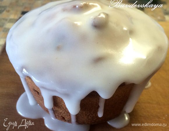 Готовим глазурь. Берем сахарную пудру, лимонный сок и немного воды, перемешиваем до состояния жидкой сметаны. Остывший кулич поливаем глазурью и украшаем кондитерской посыпкой. Даем глазури застыть в течении нескольких часов. ENJOY !