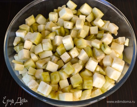 Баклажаны очистить от кожуры и нарезать небольшими кубиками. Положить в миску и пересыпать солью. Временно отставить.