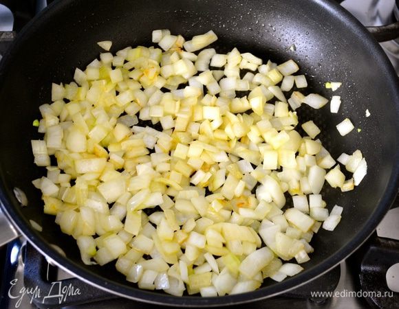 Тем временем лук нарезать кубиками и слегка обжарить на оливковом масле до легкого золотистого цвета.