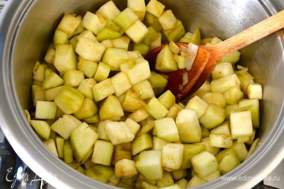 Переложить обжаренный лук в кастрюлю, где будем варить суп. Баклажаны промыть от соли и переложить в кастрюлю с луком. Перемешать.