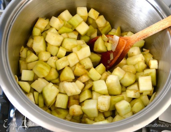 Переложить обжаренный лук в кастрюлю, где будем варить суп. Баклажаны промыть от соли и переложить в кастрюлю с луком. Перемешать.