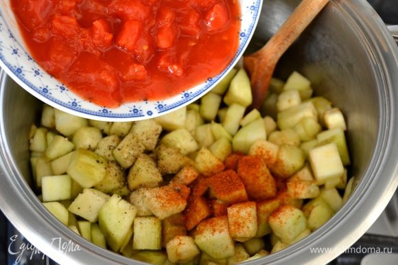 Помидоры нарезать кубиками и добавить к овощам (можно использовать свежие помидоры, которые предварительно надо обдать кипятком и очистить от кожуры и семян). Положить корицу и паприку, поперчить по вкусу.
