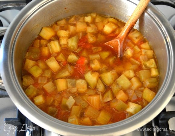 Влить горячий бульон и варить все на среднем огне еще минут 7.