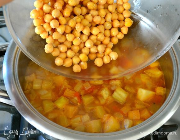 Консервированный нут промыть и добавить в кастрюлю. Можно использовать предварительно отваренный нут.