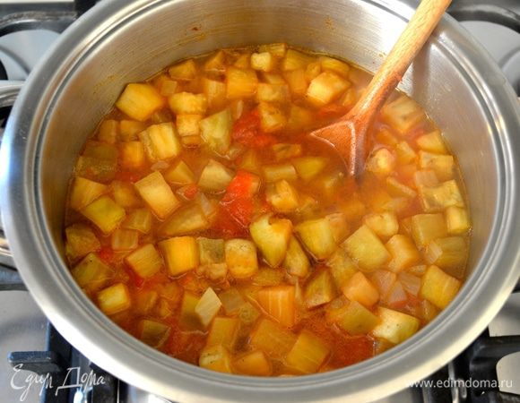 Проварить все еще буквально 3-5 минут. Посолить и поперчить по вкусу, но должна сказать, что "остринка" очень идет этому супу!