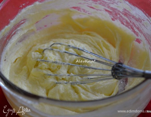 Смешать сливочное масло комнатной температуры и сахар. Добавить яйца и апельсиновый экстракт.
