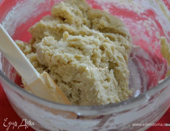 Затем добавить муку, разрыхлитель и соль. Перемешать.