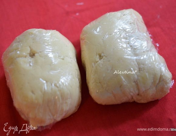 Разделить тесто на 2 части равные и положить в холодильник на 90 мин.