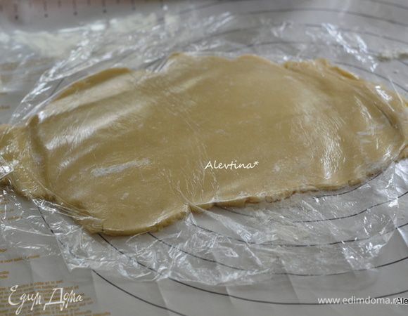 Раскатать тесто не тонко на куске бумаге для выпечке, сверху с пленкой, так тесто не будет прилипать к скалке.
