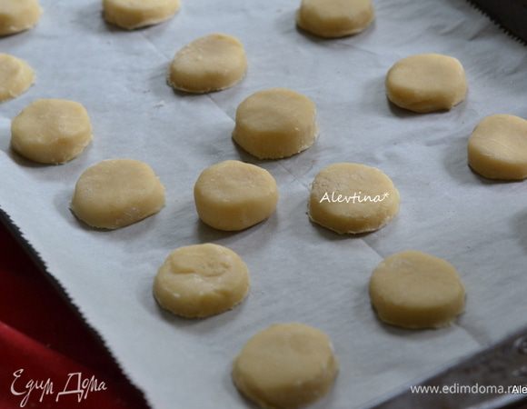 Вырезать формой для печенья или рюмкой небольшого диаметра, выложить на противень на расстоянии друг от друга, при выпечке тесто немного вырастит. Поставить в духовку разогретую на 180 гр.на 7-10 мин. Повторить также со вторым куском теста.
