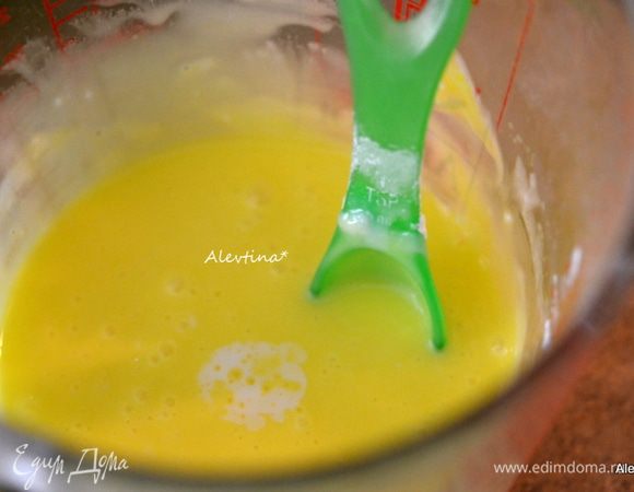 Приготовим глазурь (заранее не делать) смешав сахарную пудру с молоком, если у вас глазурь слишком густая, можно добавить еще 1 ст.л молока. Капнем 1-2 капли желтого цвета пищевой краски. Размешать.