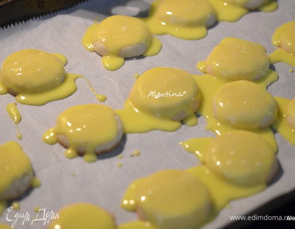 Покрыть сверху глазурью, я поливала из ложки. 