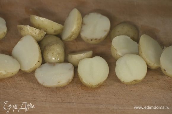 Картофель отварить в мундире, затем, не очищая, разрезать пополам.