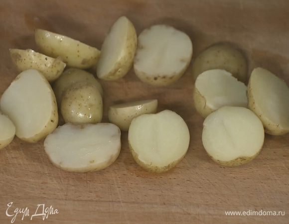 Картофель отварить в мундире, затем, не очищая, разрезать пополам.