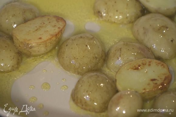 Разогреть в сковороде 1 ст. ложку оливкового масла и обжарить картофель до золотистого цвета.