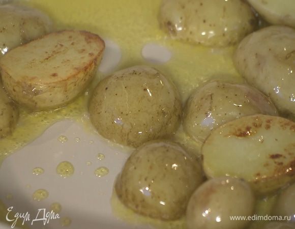 Разогреть в сковороде 1 ст. ложку оливкового масла и обжарить картофель до золотистого цвета.