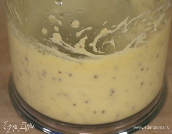 Приготовить майонез: в чаше блендера соединить оба вида горчицы, желток, влить сок половины лимона, посолить, и, непрерывно взбивая блендером с насадкой-венчиком, медленной струйкой вливать оливковое масло. Когда майонез загустеет, влить оливковое масло Extra Virgin и взбить еще немного.