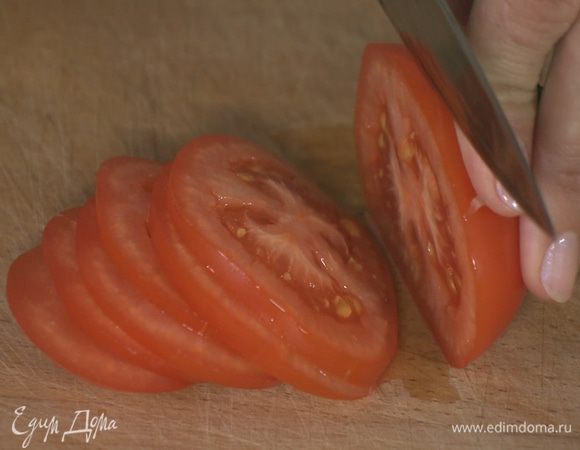 Помидоры нарезать тонкими кружками.