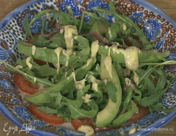 На помидоры выложить руколу, полить ее оставшимся лимонным соком, посыпать каперсами, сверху разложить анчоусы и авокадо, смазать все майонезом.