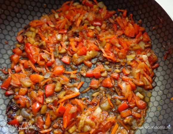 Почистить шампиньоны, шляпки присолить и отложить, а ножки мелко порезать и обжарить с тертой морковкой, болгарским перцем и луком. Посолить, поперчить, добавить приправы по вкусу.