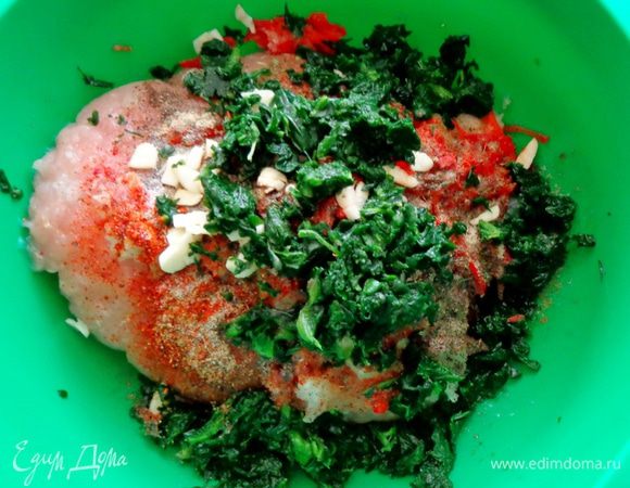 В фарш добавить зажарку, натертый лук, мелко порезанные чеснок, шпинат и болгарский перец, соль, перец черный, ваши любимые приправы. Все тщательно перемешать с одним яйцом.
