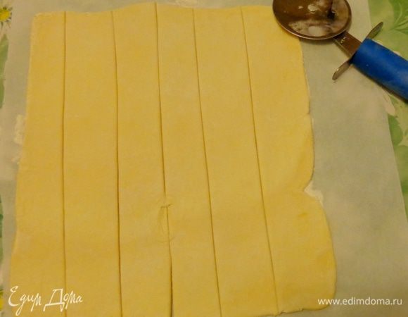 Один пласт слоеного теста (250г) раскатать и разрезать на 6 частей.