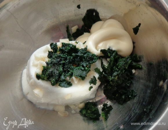 Шляпки шампиньонов начинить смесью творога, чеснока, майонеза, шпината, посолить и поперчить по вкусу.
