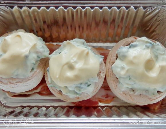 На дно формочки уложить пластинки бекона, на них положить грибы и запекать до готовности при 190 градусах минут 40.