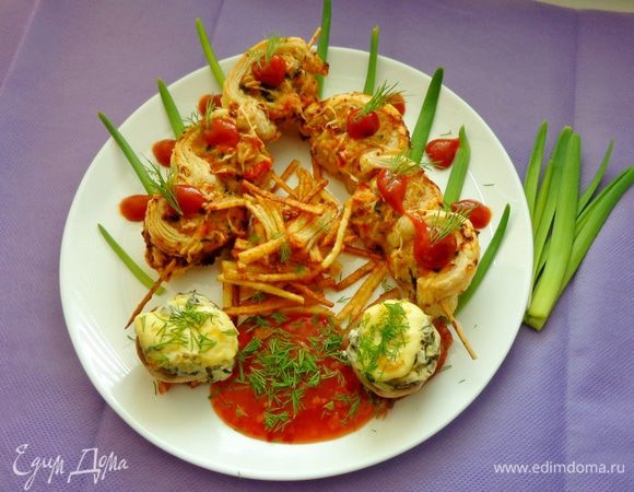 Готовые шарики в тесте выложить на тарелку, украсить по вкусу зеленью и соусом. Подавать с грибами и жареной картошкой.
Приятного аппетита!
