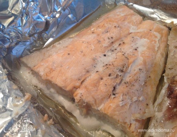 Рыбу посолите и поперчите, заверните в фольгу и запекайте в духовке 25-30 минут при 180 градусах.