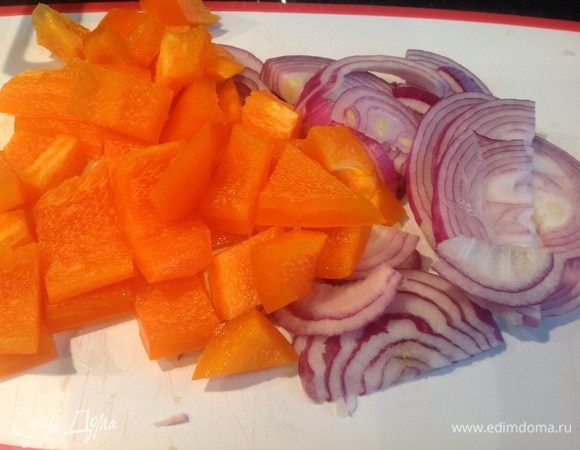 Лук почистите и нарежьте полукольцами. У болгарского перца удалите семена, и нарежьте небольшими квадратиками.