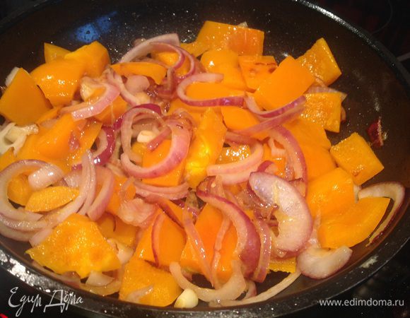 Обжарьте лук и болгарский перец на 1 ст. л. масла в течении 5-7 минут.