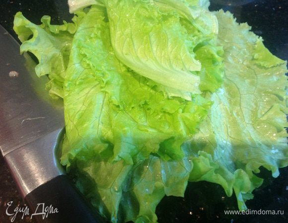 Листья салата вымойте и обсушите бумажным полотенцем.