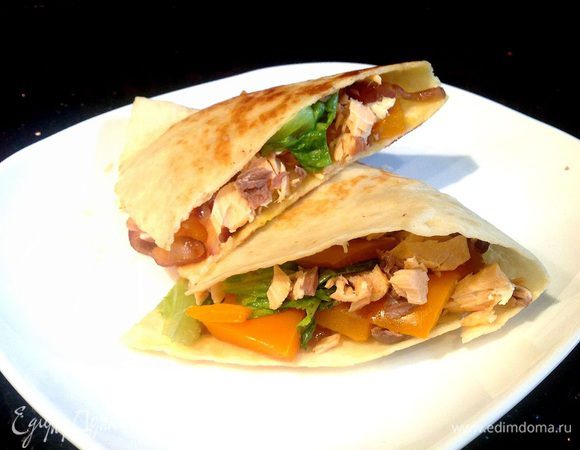 Готовую кесадилью нарежьте на 4 части.

Приятного аппетита!