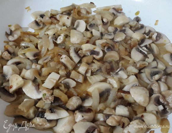 Готовое постное слоеное тесто размораживаем.

Репчатый лук режем на четверть кольца и обжариваем до золотистого цвета на оливковом масле. 

Затем добавляем к нему нарезанные шампиньоны (шляпки и ножки) и тушим до выпаривания жидкости.