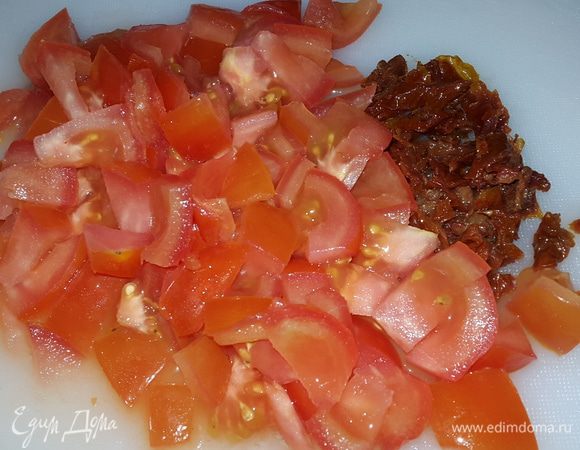 Свежие и вяленые томаты режем.