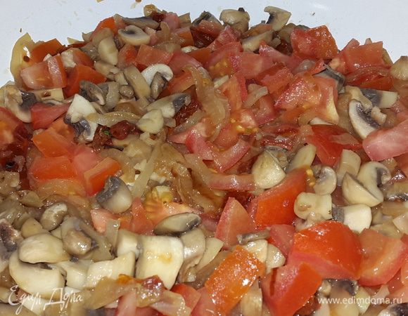 Отправляем их к луку с грибами и тушим на медленном огне 5-7 минут.

Можно добавить немного масла от вяленых томатов.