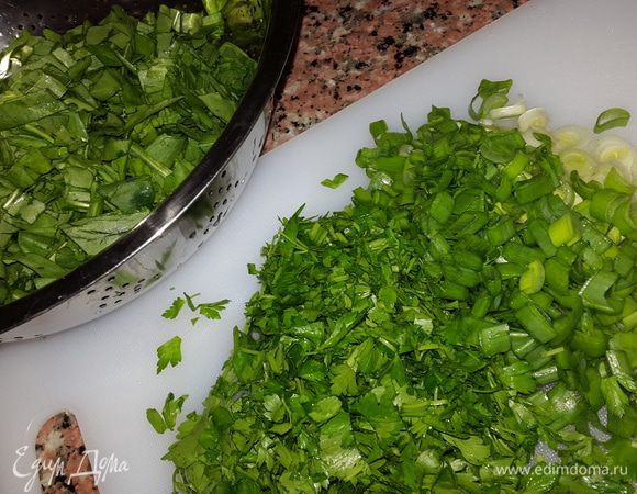 Щавель перебираем, моем и режем крупной соломкой. Зелень мелко рубим.
