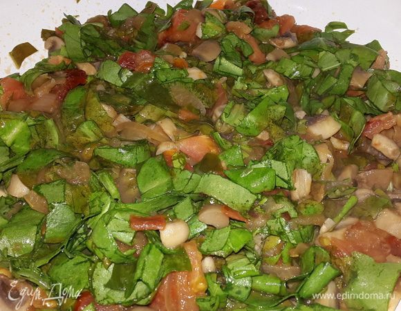 Соединяем щавель с грибами и помидорами, перемешиваем и тушим до мягкости. Солим, перчим, посыпаем сушеным базиликом.