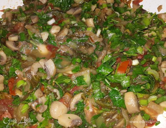 Добавляем зелень, перемешиваем, тушим 1 минуту и выключаем. Даем начинке остыть.