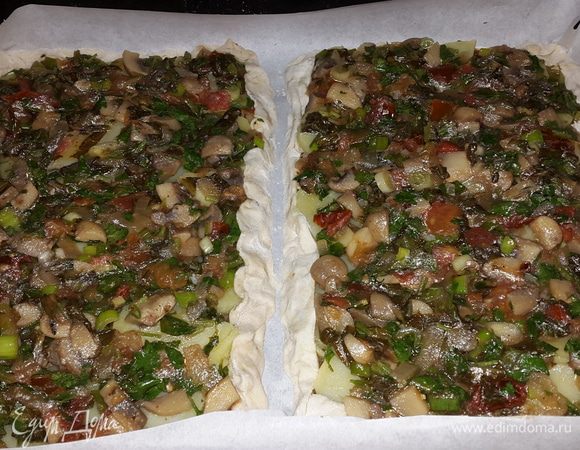 Затем выкладываем остаток начинки и прищипываем края пирогов.

Отправляем всю эту красоту в духовку, на нижний уровень и включаем её на 200С.

Через 10 -12 минут переставляем противень на верхний уровень и запекаем ещё 10-12 минут .