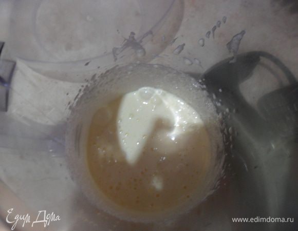 Яйцо взбить с сахаром.