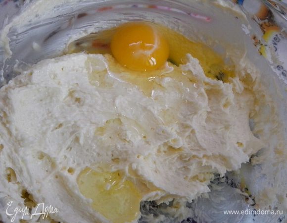 Добавить яйцо и хорошенько взбить.