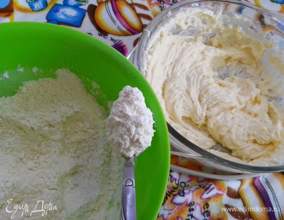 Добавляем к маргарину постепенно сухую смесь, вымешивая тесто.