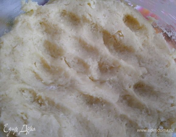 Тесто получится липким. Накрываем его пищевой пленкой и отправляем на час в холодильник.