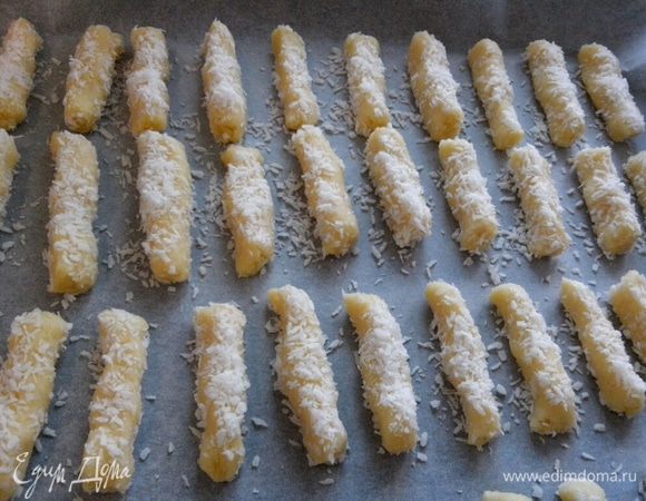 Обваливаем каждую палочку в кокосовой стружке (оставшиеся 50 грамм) и отправляем на противень, выстланный бумагой для выпечки.