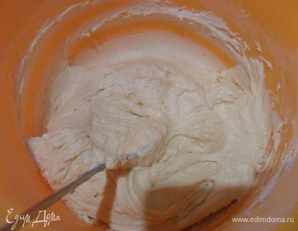 Всыпать муку и хорошо перемешать ложкой.