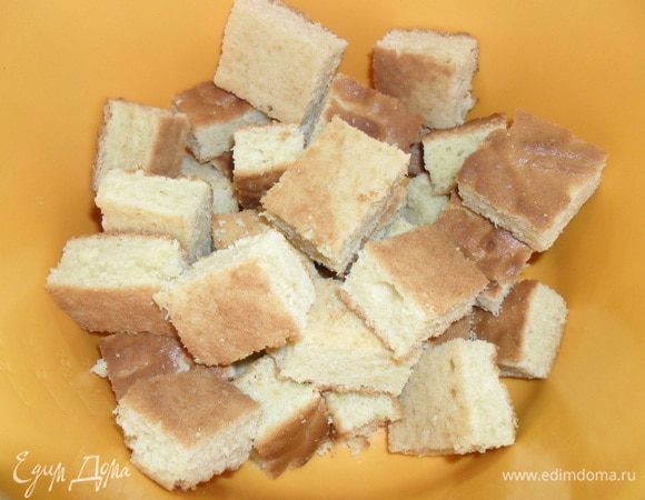 Остальной корж нарезать квадратиками.